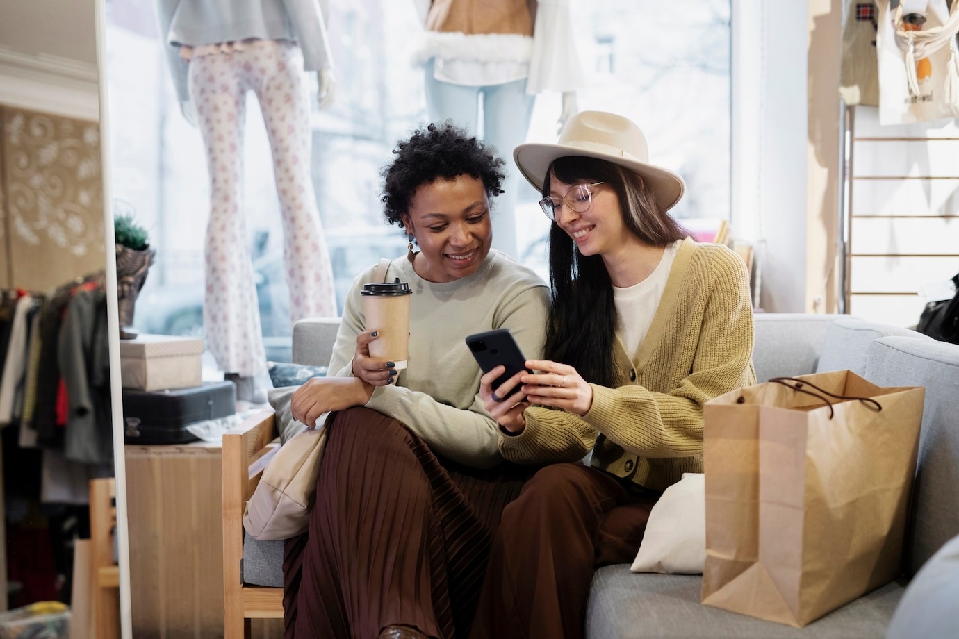 friends-shopping-second-hand-mar