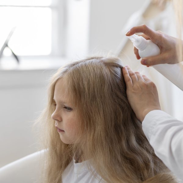 side-view-woman-helping-girl-with-lices